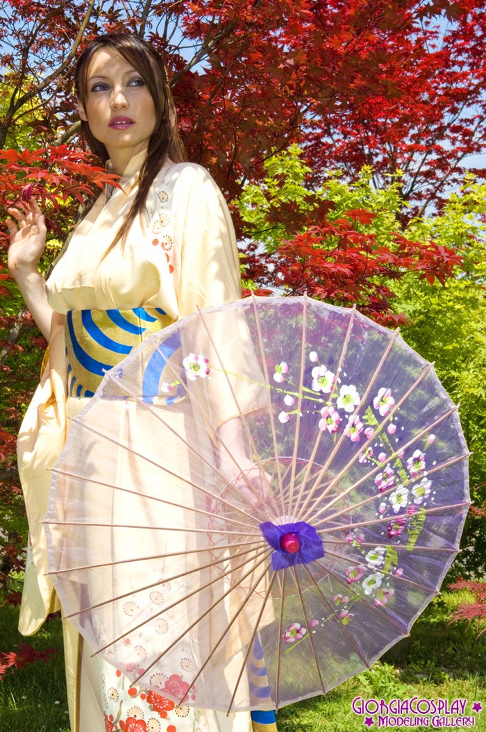 Đôi khi, những chiếc kimono một màu có điểm xuyết hoa anh đào cũng trở thành mốt thịnh hành đối với các cô gái ưa sự nền nã (Ảnh: Conan.forum)